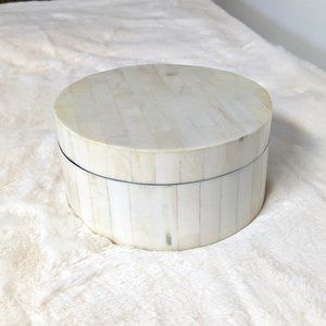 Round 6.5" Box - Ivory "Shell" Material with Black Interior